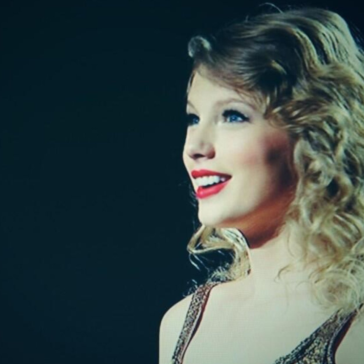 Taylor Swift voting account bc ya know she deserves everything Tweet limit account is @vote_swift_13