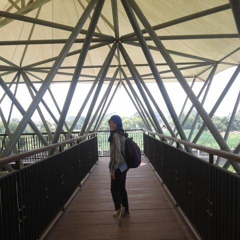 cynth_larasati's profile picture. 