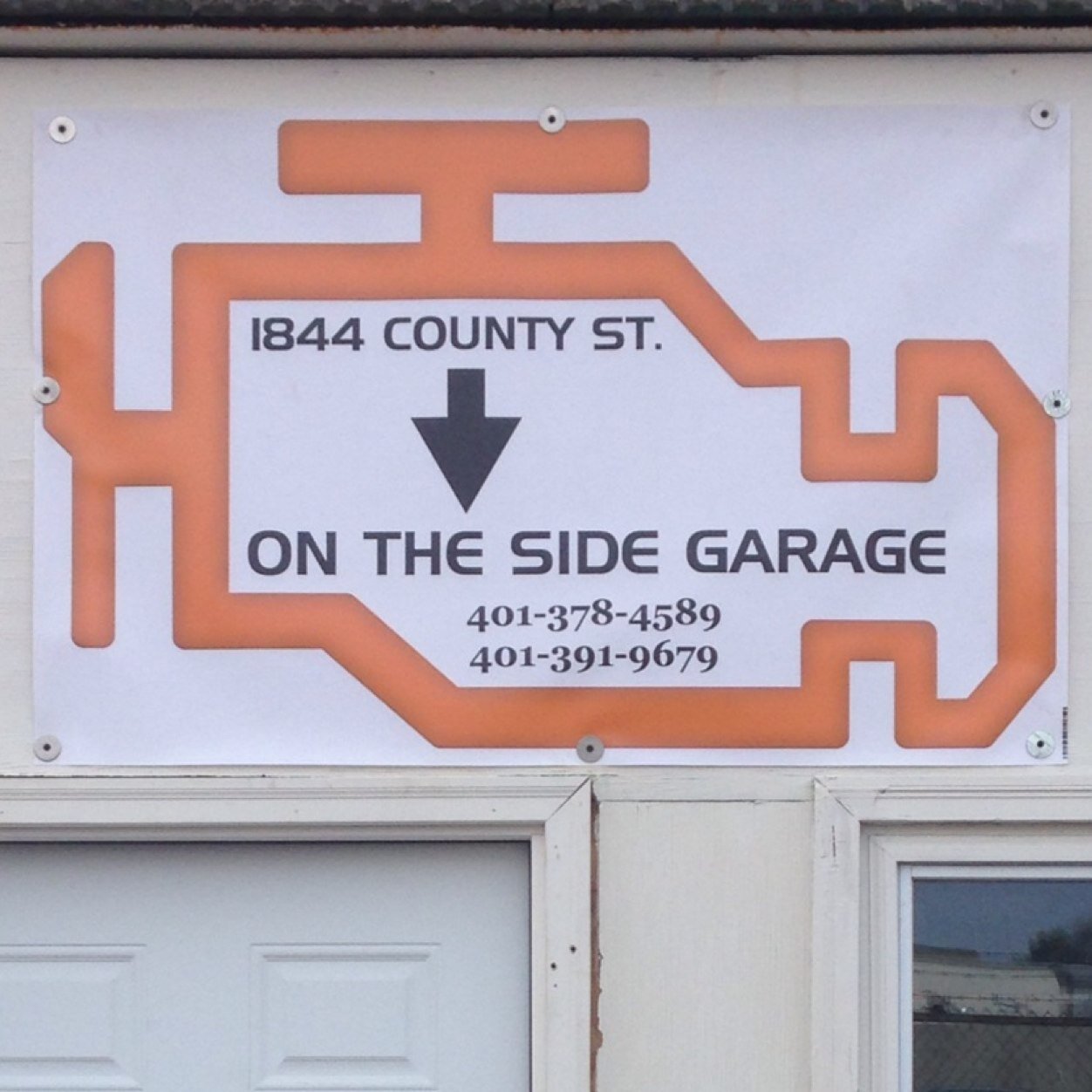 On the side garage is a repair facility for the working man or woman. We service all makes a models at rock bottom prices. We will beat any shop estimate.