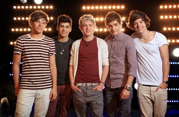 me encanta one direction, glee , los juegos del hambre y los serrano. Yo por mi familia soy capaz de matar :)