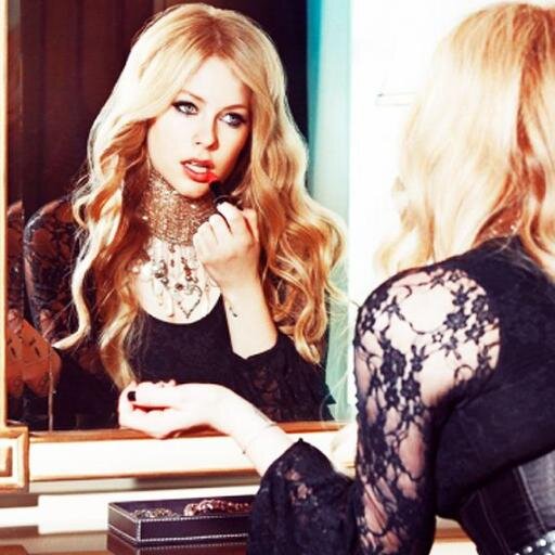 SoleAvril's profile picture. Un día sin reír es un día perdido.