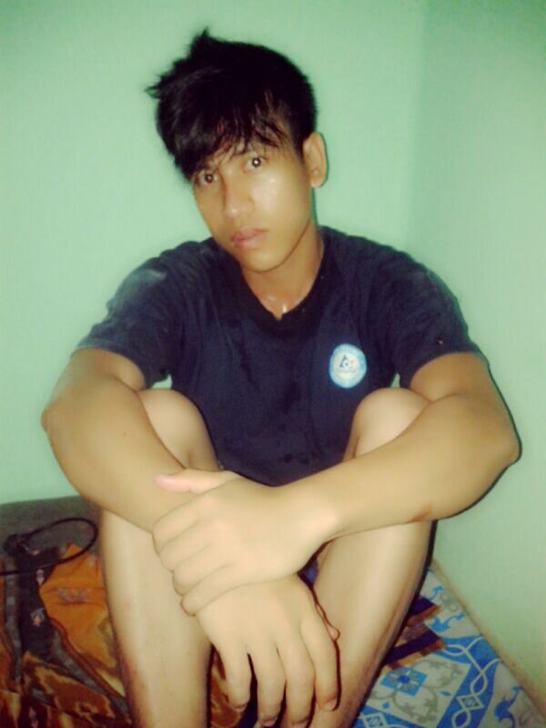 Pemalu, Pendiam, culun, kuper, klw jalan sering nunduk, pnya cita2 setinggi langit Seperti itulah gambar kepribadianku ....ehh satu lgi !!!! And Ganteng,,hee