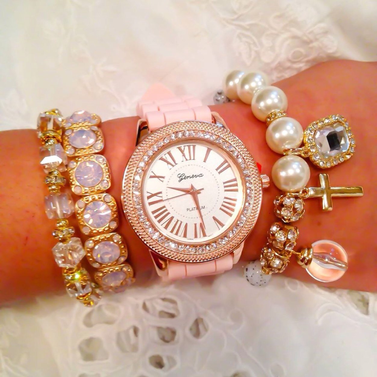 Pink Accessories Representative We sell affordable and trendy jewelry for women around the world. **International shipping ✈️