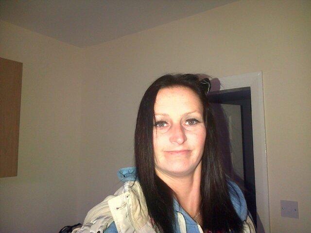 Im37 female.I am also a single mum to 4 beautiful kids.if there's any hunky american guys out there tweet me xx