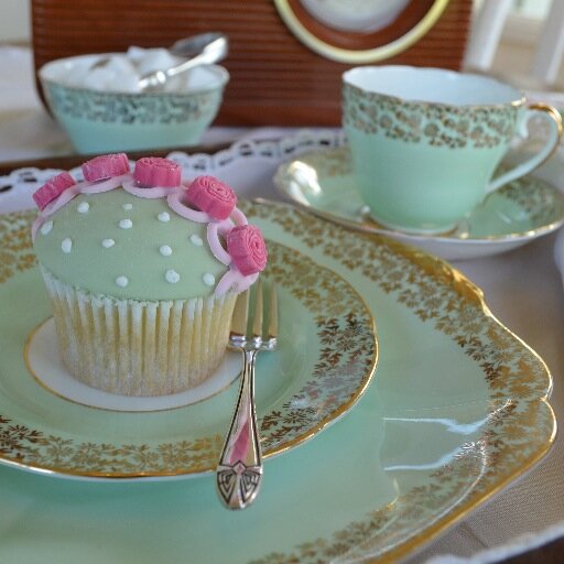 Lover of vintage china & cake