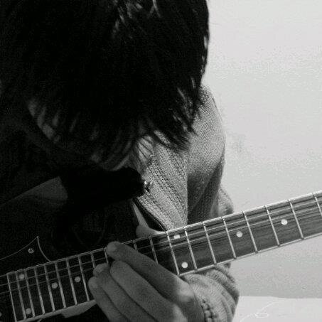 Músico y Compositor que no deja de soñar con su música transitando por las calles de su pueblo, viviendo el sufrimiento de su pueblo...