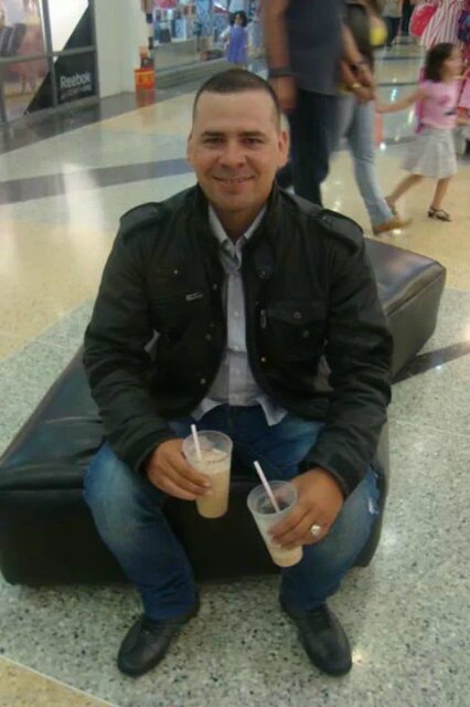 Vivir sin ser como hay que ser, diciendo soy como soy, no sé ser de otra forma y así he sido hasta hoy. trabajador, costante, me gusta las cosas bien hechas