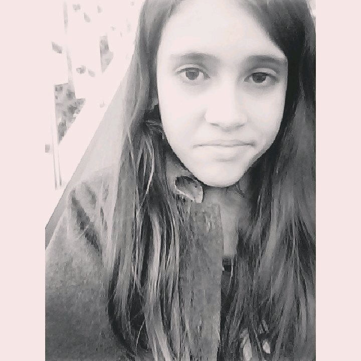 Sou uma pessoa que gosta de comer, estou sempre com sono, e odeio a escola. Socializa comigo.