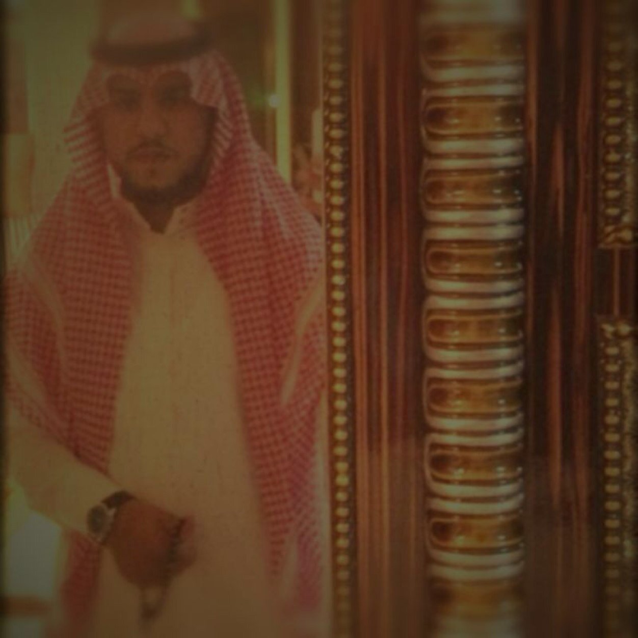 يظل الإنسان في هذه الحياة مثل قلم الرصاص تبريه العثرات ليكتب بخط أجمل .. وهكذا حتى يفنى القلم ، فلا يبقى له إلا جميل ما كتب!”
