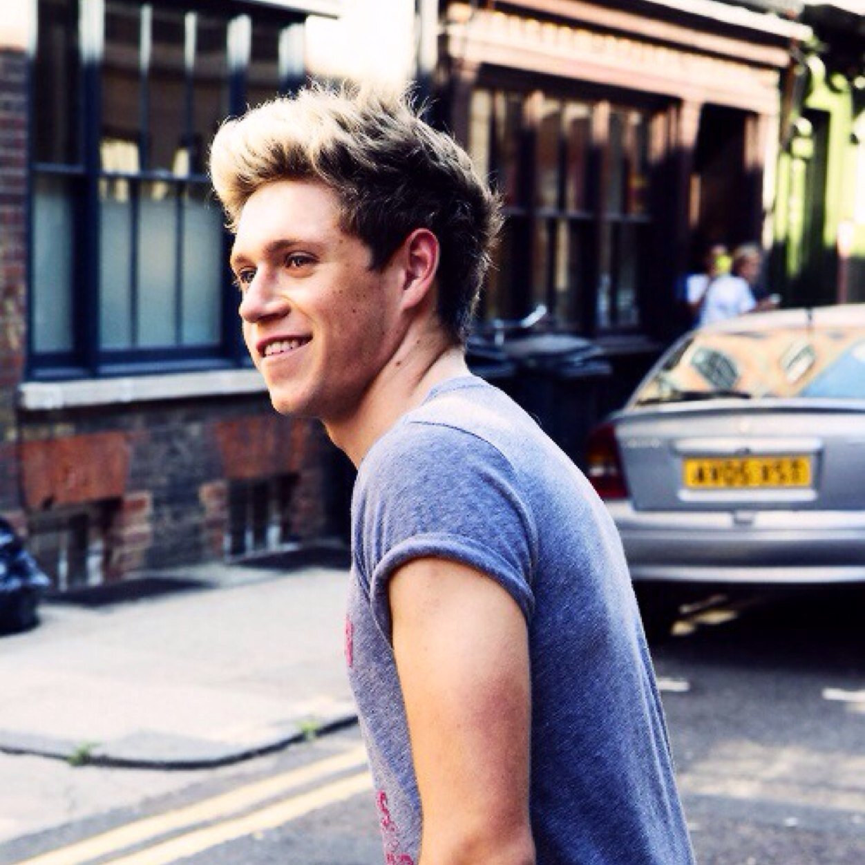 since i gave you a free follow go follow @roaringniall please please please