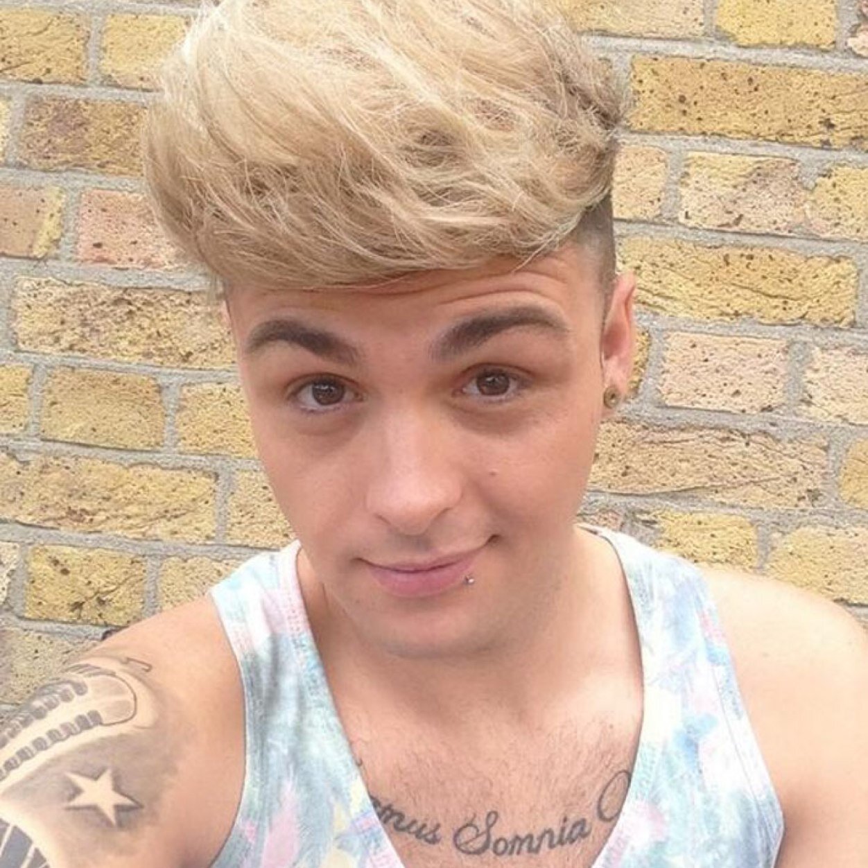 hornycunt2k12's profile picture. Hai im Tom. I can cum and fart at the same time #legend. Im in the wanted. I take it up the bum :] (gay RP)  Parody tom :)