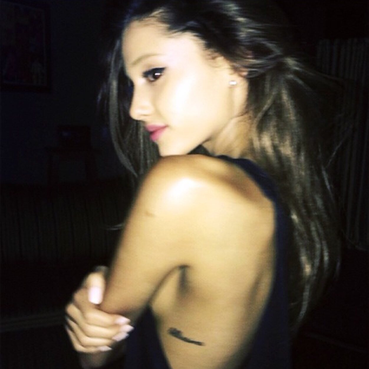 girati, ti stanno inculando ~ ariana grande, single