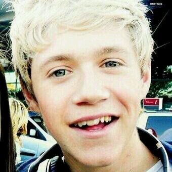 Can you please follow @niallftjmo and not this acc? :)