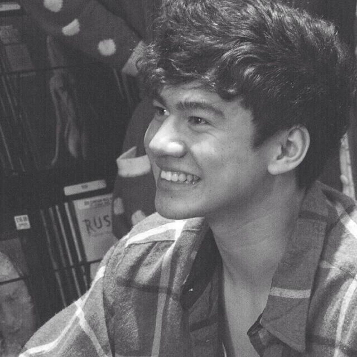 pls follow @jordxn_j she gave you a free follow(: