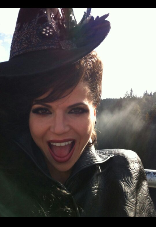 QueenGinaMills's profile picture. Mayor of Storybrooke. And in love with the sheriff, and mother of our son, @ImAWhiteKnight  #SwanQueen