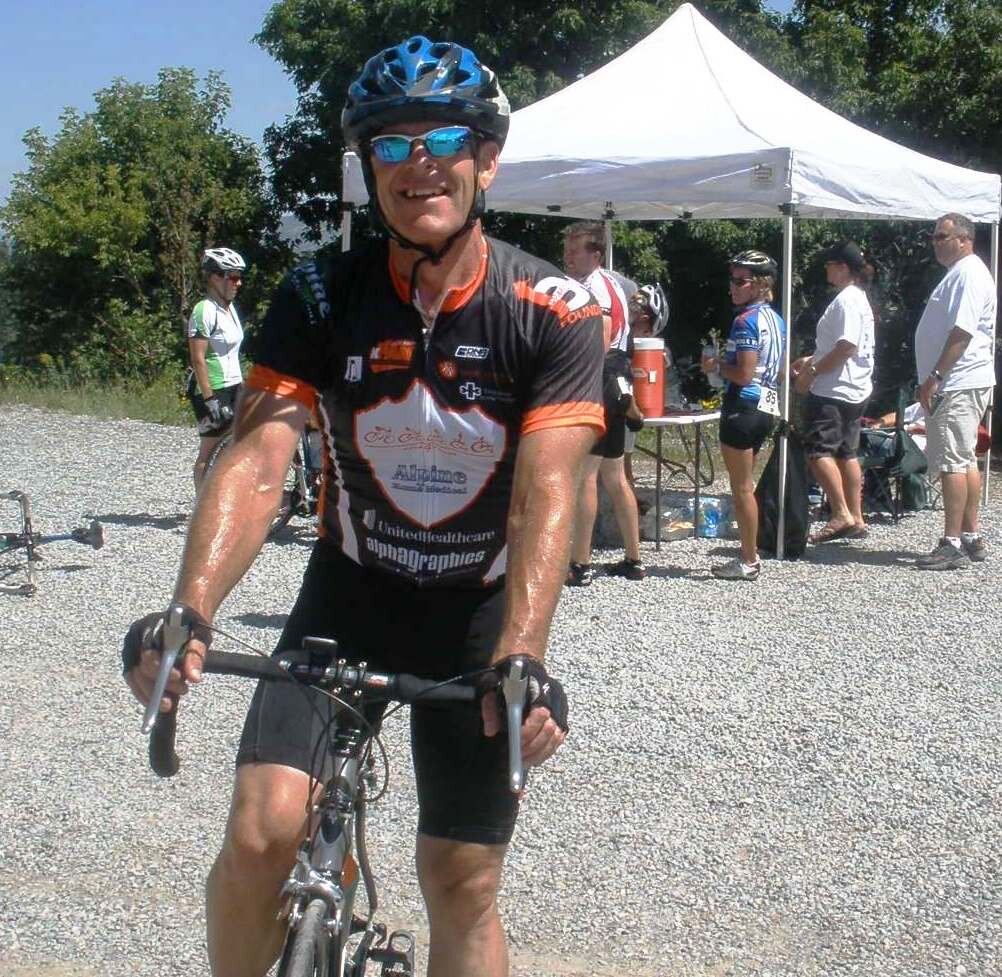 Veterinarian. I love orthopedic surgery. Love to mt. bike, road bike and back pack.