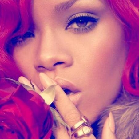 soy fanatica de rhianna,y de romeo santos son mis cantantes mas favoritos del universo:)