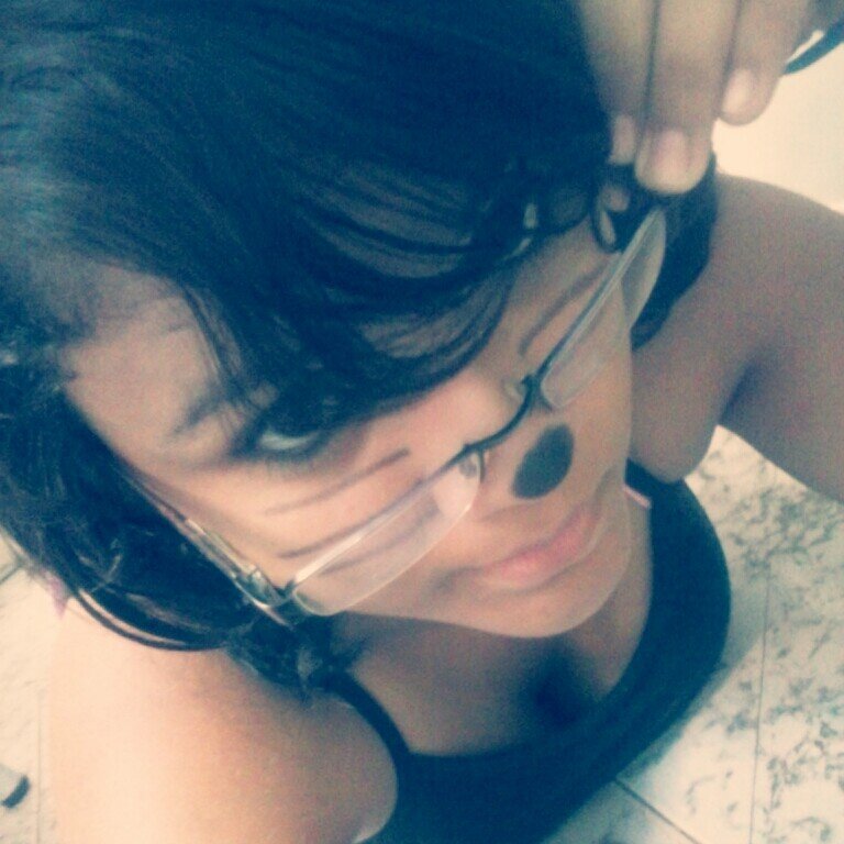 ♥  ''Nunca ignore uma pessoa que te ama, que cuida de você. Porque um dia você pode acordar e perceber que você perdeu a lua enquanto contava as estrelas.''♥