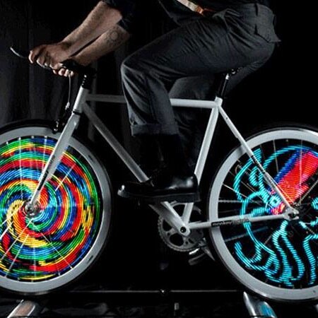 ¡Comienza a festejar! Permanece visible aún cuando el sol baje. Las luces M232 Party Monkey Light encienden tu paseo en bici y lo convierten en una fiesta!