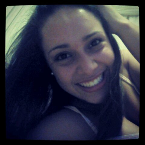 Perguntaram-me o porquê,de mesmo quando tudo parece dar errado,eu continuo a sorrir e não desisto da vida.Respondi que, simplesmente me recuso a ser infeliz
