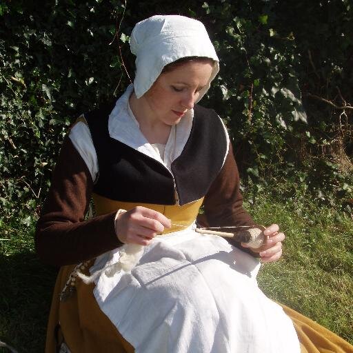 Medieval/Early-Modernist interested in daily life and material culture particularly textiles; historical costumier; and bridger of the academia-public gap. Sí/í