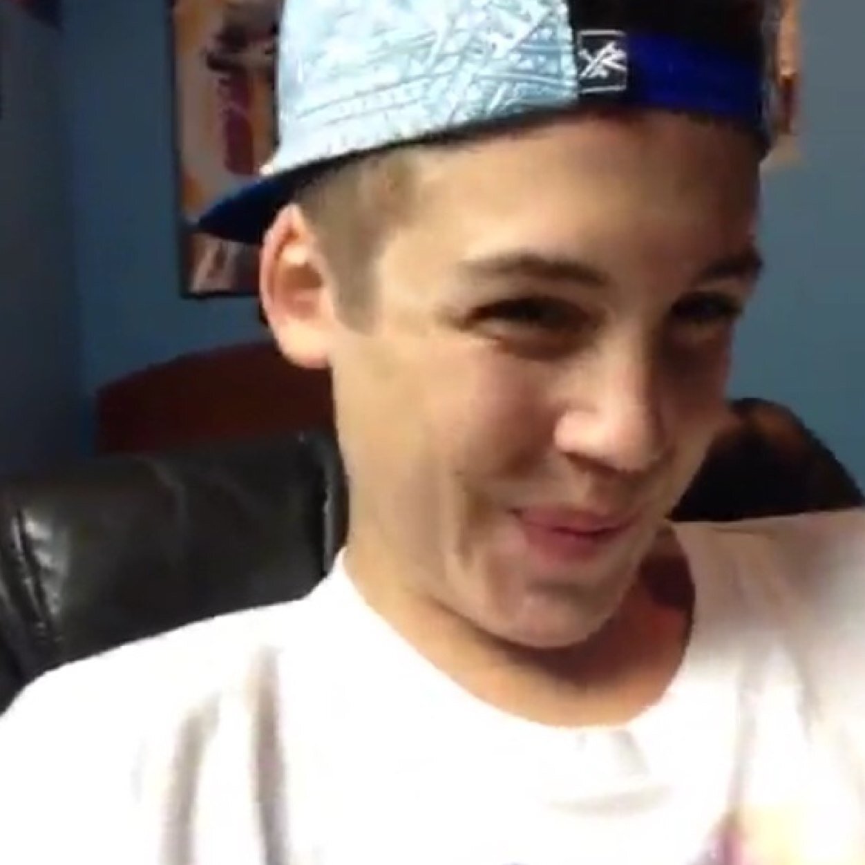 Please follow @iconic_xx . Shes a huge fan of Magcon and has goals . Follows back just ask ily bye