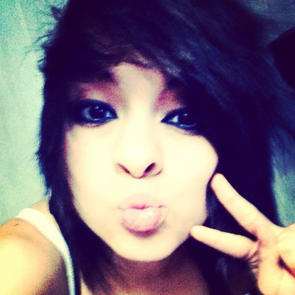 Well helloo im a 17 year old freak who has big dreams i love metal/rock music and enjoys gayness