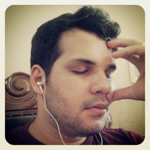 Designer, fotógrafo, guitarrista, pai do João Felipe, esposo da Priscilla, sonhador.