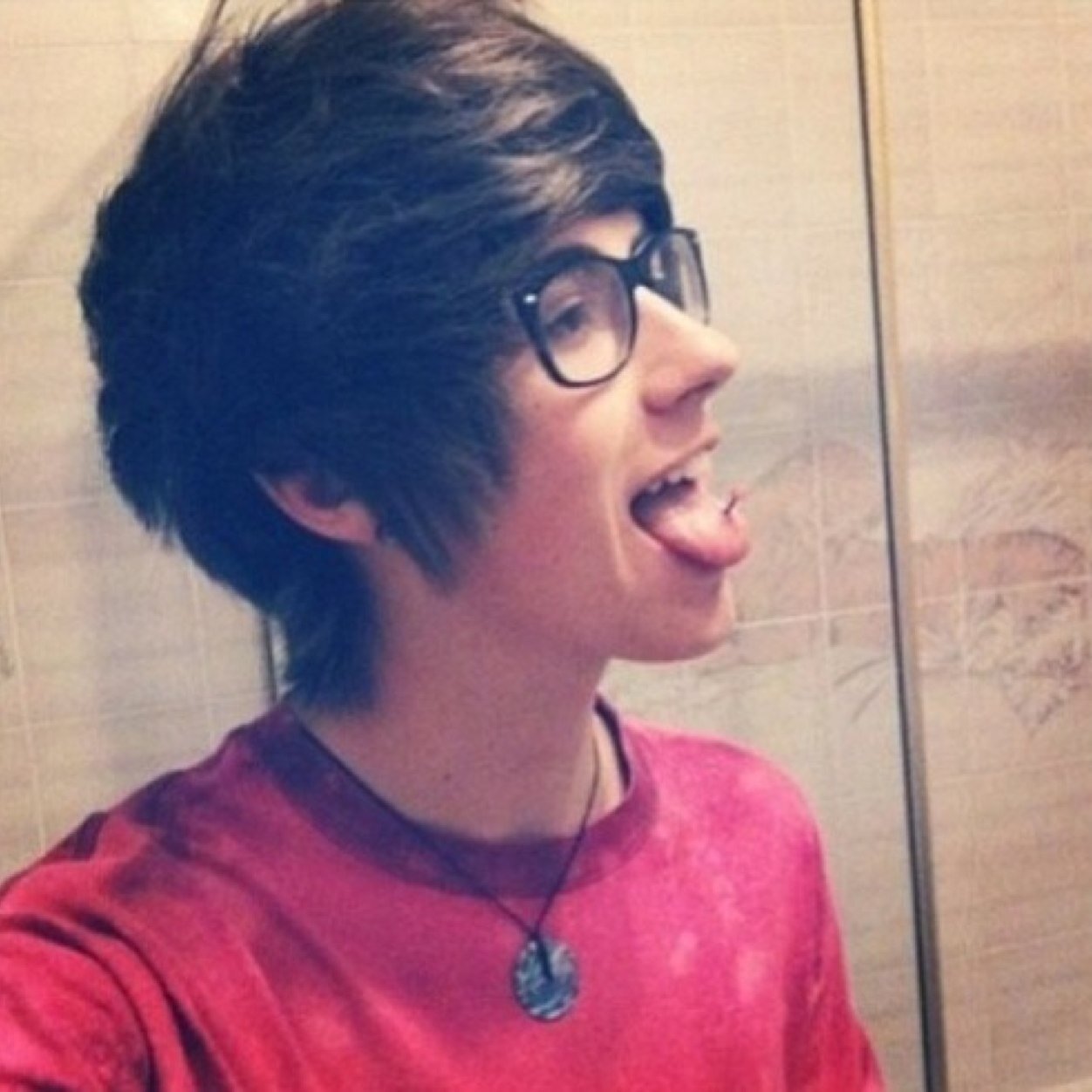 Yooooo im Justin✌️ im a guy who loves waffles x3 can you tell? I also like music, cats, bands.