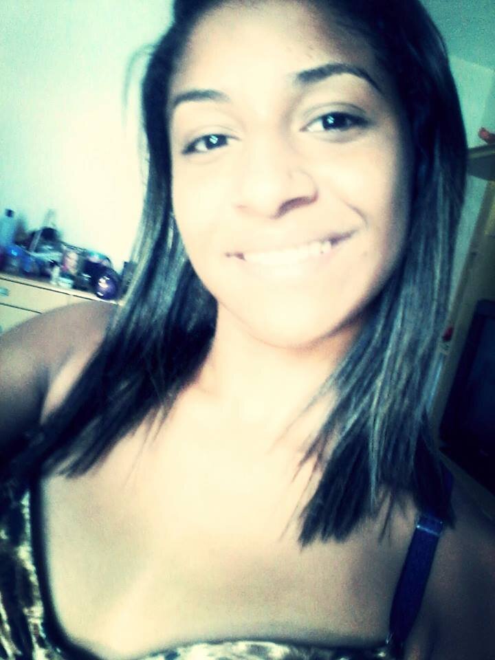 Divertida , chata , ciumenta , marombeira , solteira , Deus , família , música ... O sol nasce para todos , mais a sombra é para poucos .!