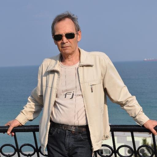 60лет.Пенсионер. Живу у моря.