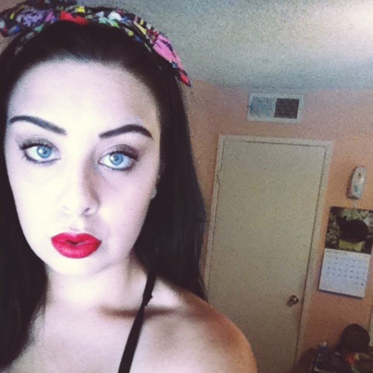 katyyy_cat's profile picture. cat lady. singer and cosmetologist. weirdo.