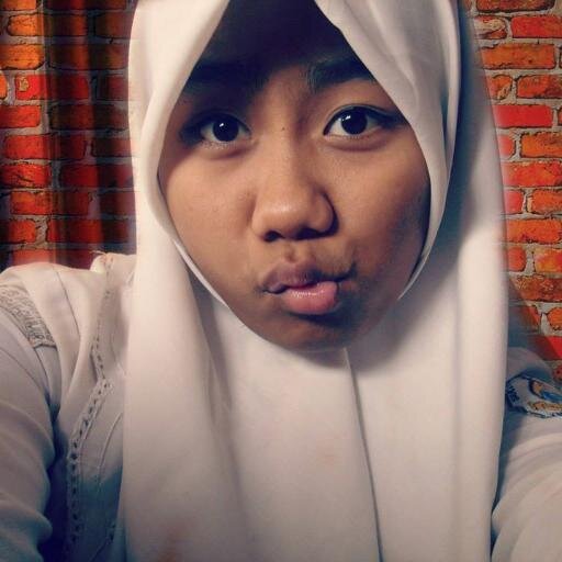 suka mie ayam . hobby nyanyi . stay calm and be yourself . love allah :) single