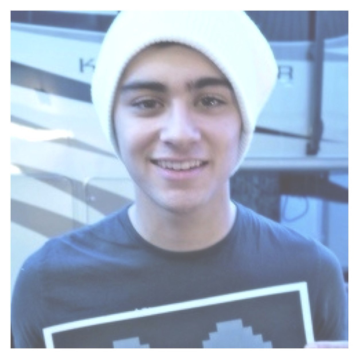 hey beautiful i want you to know that he will follow some day and you will be loved and i love you. if you need anyone, im right here @nouirvana | smile okay?