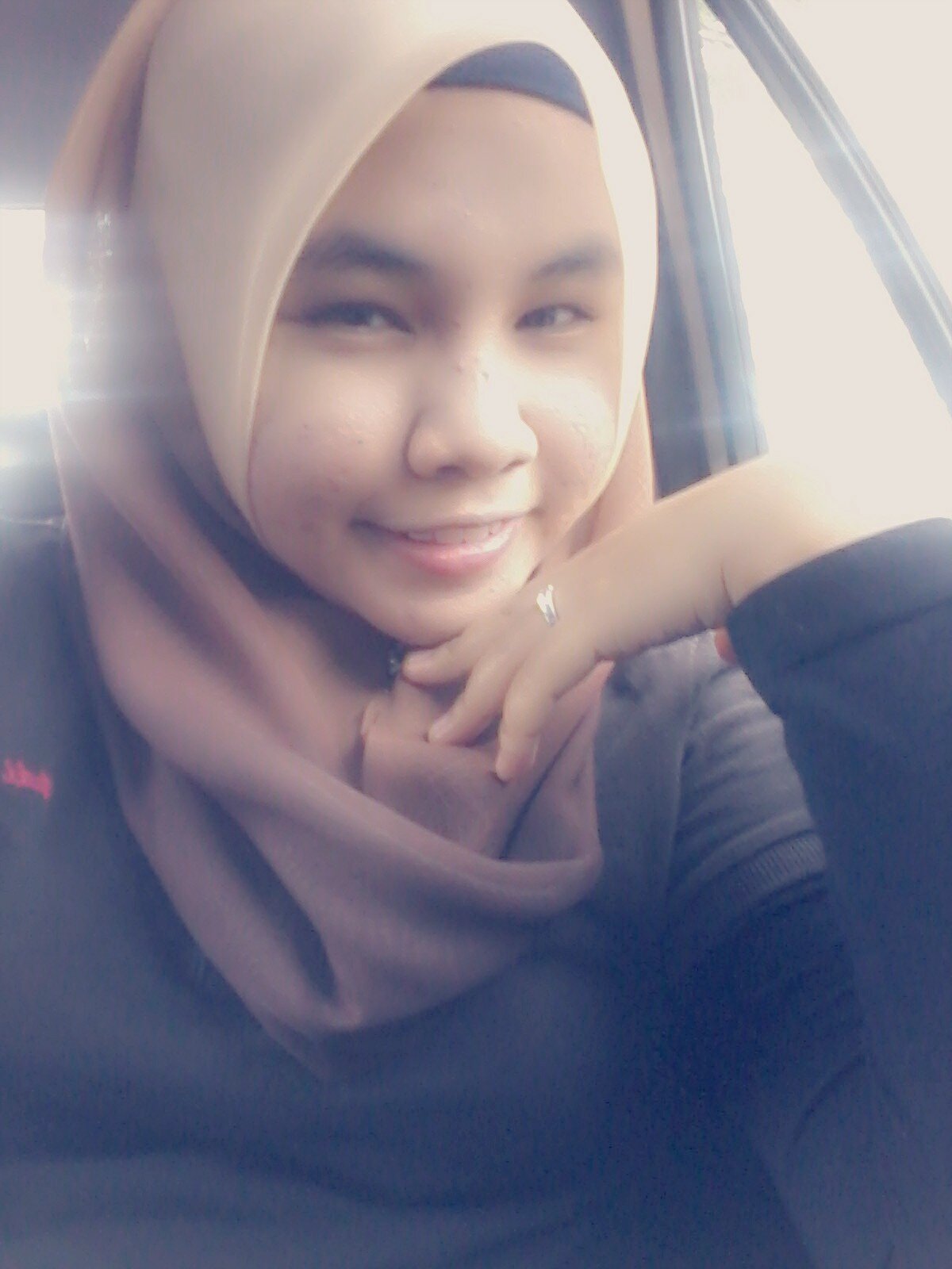 FierA ierA Here ! now still study ok .. i want to be Art designer one day .. Hope can make u alls happy .. thank u 4 follow me .. :)