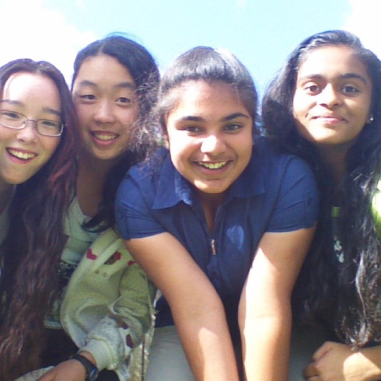 Loves friends, food, and green...8D