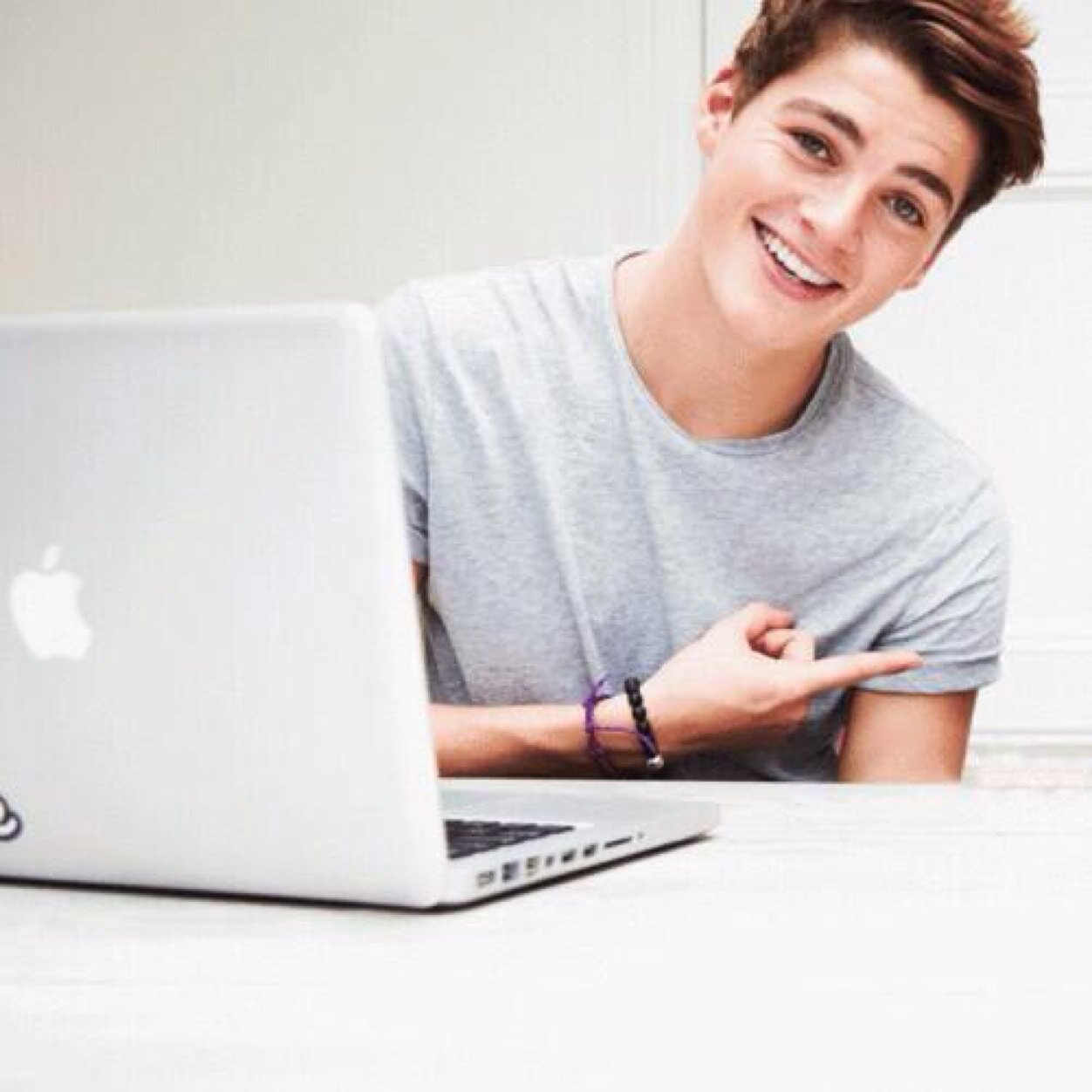 Please follow @westsidefinn and help her reach her goal (if you already follow her ty)