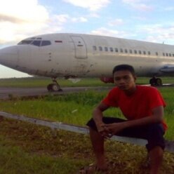 Jika pada akhirnya kamu bosan, benturkan kepalamu hingga lupa ingatan, lalu cintai aku dari awal...