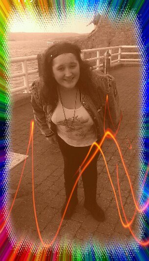 I am a strange but unique girl im a #BELIEBER and #DIRECTIONER (dont care what the haterz say)