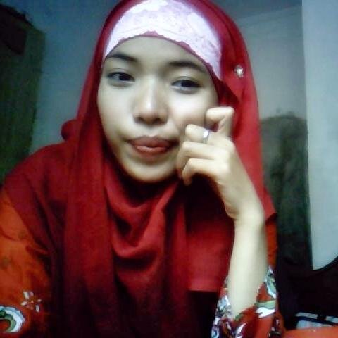 dewi_ariii's profile picture. MENEMBUS awan :)