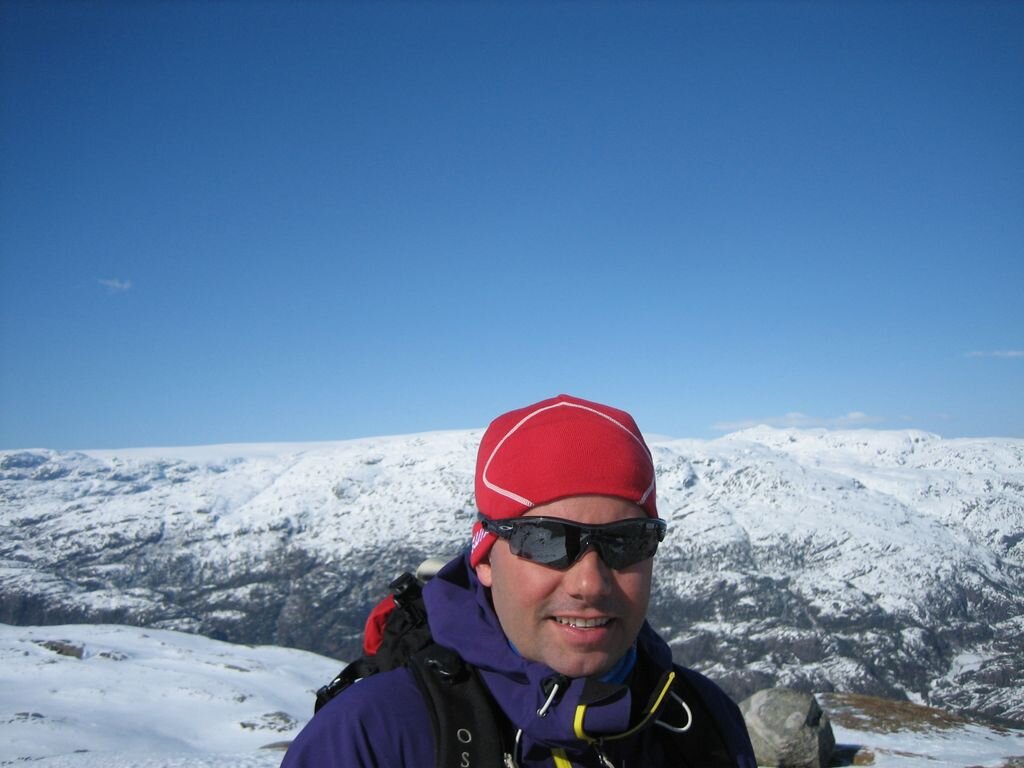 Uskilt leder og medeier i Eiendomsfinans. Familefar og langrennsløper. Veteranbåteier og Godsetfan.