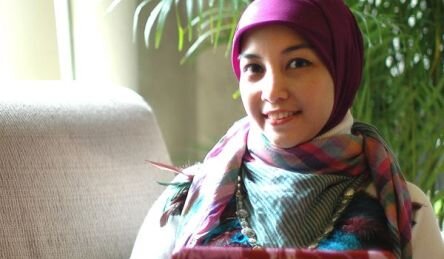 fashionista, pecinta indonesia dan pemerhati masyarakat