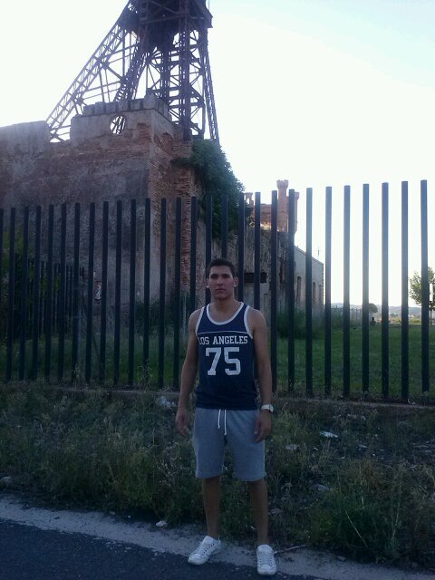 Me considero una persona amable,divertida,simpática,siempre de risas y bromas,muy amigo de mis amig@s y de la gente que me rodea. AMANTE del FRONTENIS