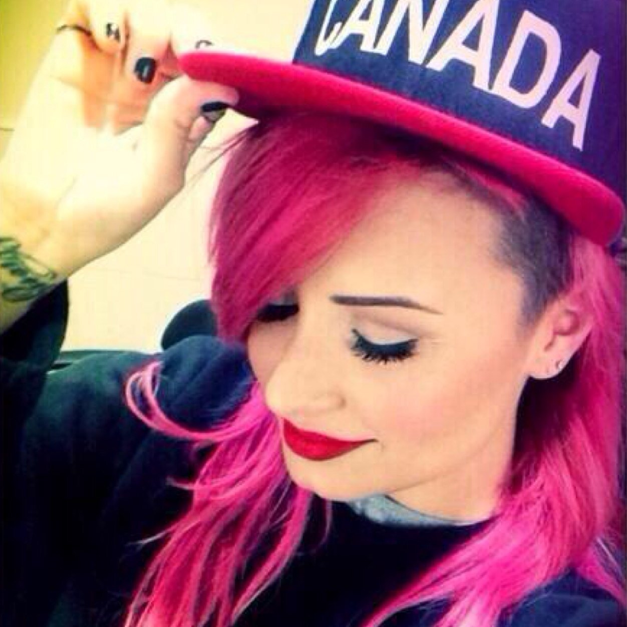 Please follow @dreamit_1D she will follow back and this is a free follow :)