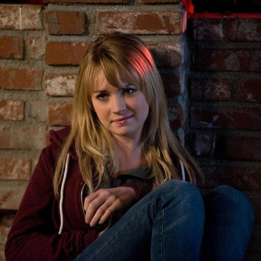 17años~Rebelde,con mucho carácter,rencorosa,cruel,vengativa,tierna,dulce y divertida~Muerde y mata por su Lobito~Se defiende bastante bien de los vampiros~Katie