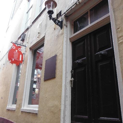 Het Catshuys is een gezellig, authentiek bruin café  gelegen aan het Gedempte Kattendiep in het centrum van Groningen. Ideaal voor besloten borrels en feesten!