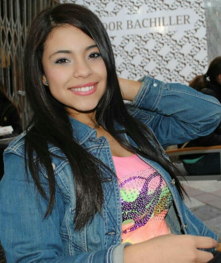 Estudiante de TCP - Azafata de Vuelo • My dreams is to fly ♥                          Me encanta reir y estar con mi familia.   Colombia♥España