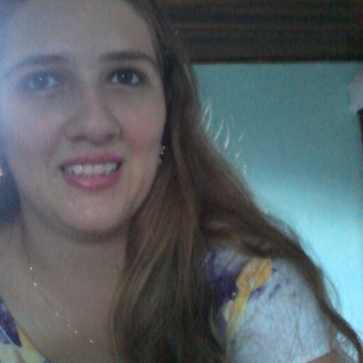 Toda mulher leva um sorriso no rosto e mil segredos no coração.”