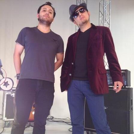 Duo de hermanos lojanos q interpretan a la banda mexicana #CAMILA