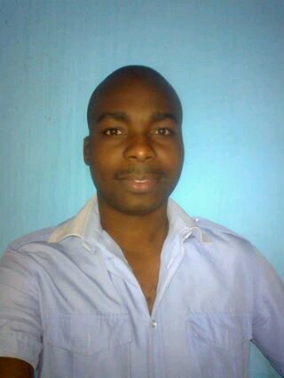 Professor de lingua francesa. Natural de maputo .